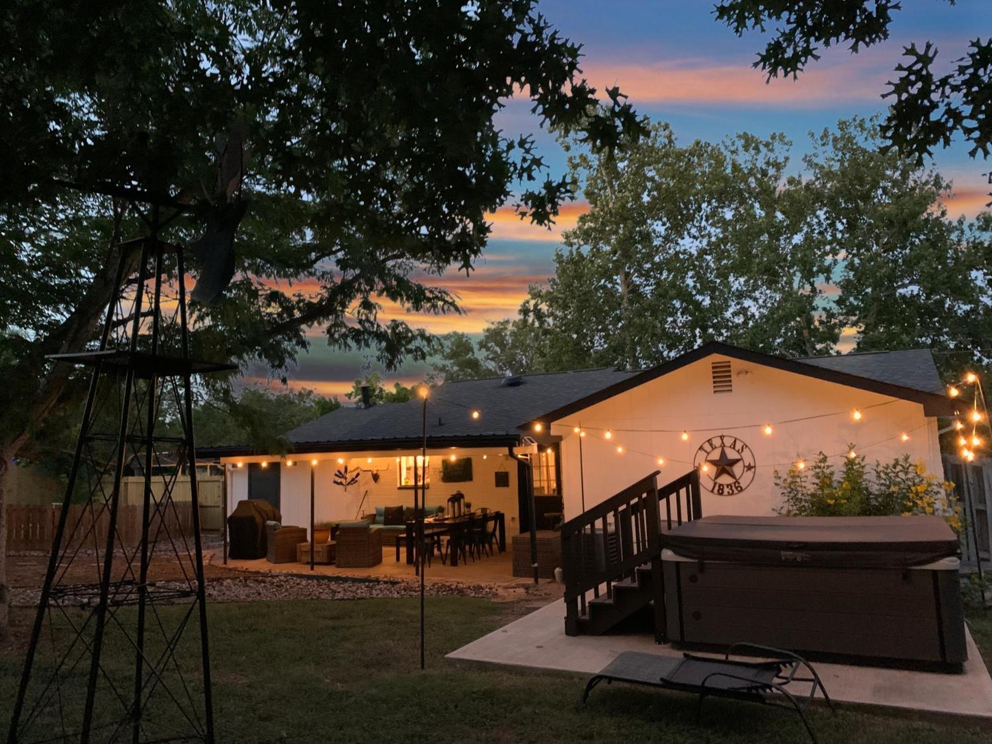 Вілла Bayer Guest Haus-Hot Tub And Fire Pit Фредеріксбург Екстер'єр фото